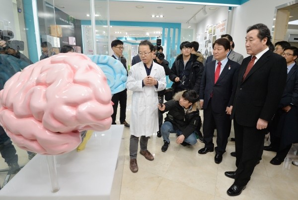이낙연 국무총리가 지난달 22일 대구 동구 신서동 한국뇌연구원을 방문해 연구원 관계자의 안내를 받으며 뇌과학 홍보관을 둘러보고 있다.(사진=newsis)