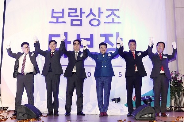 '보람상조 다보장' 신상품 발표 행사에서 최철홍 회장(오른쪽 세번째)과 임원진이 기념촬영을 하고 있다.