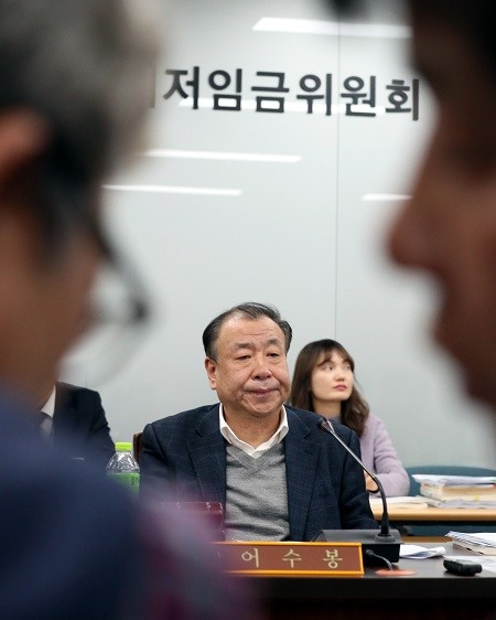 노동계 “정부, 최저임금 졸속 처리하면 어려운 상황 직면할 것”. (newsis)