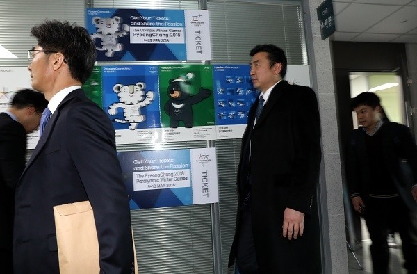 강원랜드 채용비리 관련 검찰 수사단이 8일 오전 자유한국당 염동열 의원의 서울 여의도 국회의원실을 압수수색 한 후 서류봉투를 들고 나오고 있다.(newsis)