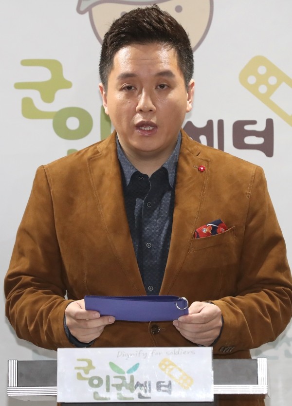 임태훈 군인권센터 소장이 8일 긴급 기자회견을 열고 박근혜 전 대통령의 탄핵소추안이 국회에서 가결된 후 국방부 내에서 헌법재판소가 탄핵심판을 기각할 것에 대비해 군 병력 투입을 준비해야 한다는 논의가 있었다고 폭로했다.(사진=newsis)