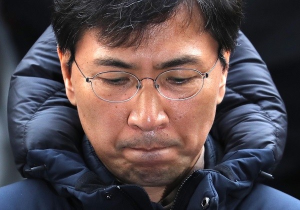 안희정 전 충남도지사가 9일 오후 서울 마포구 서부지방검찰청으로 자진출석하고 있다. (사진=newsis)