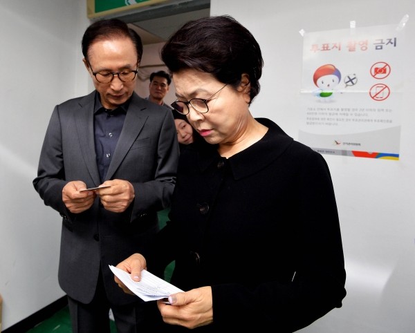 이명박 전 대통령(좌)과 김윤옥 여사(우).(사진=newsis)