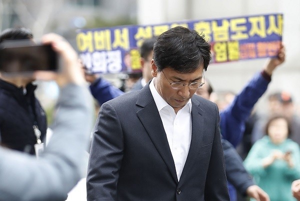 수행비서 성폭행 의혹을 받고 있는 안희정 전 충남지사가 19일 오전 서울 마포구 서울서부지방검찰청으로 출석하고 있다. (newsis)