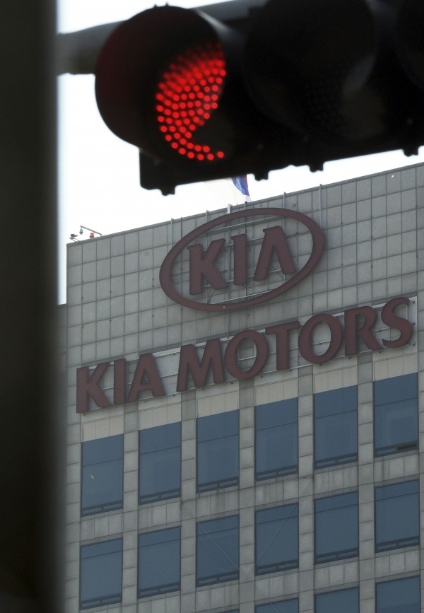 31일 기아자동차 통상임금 소송 1심에서 회사가 노동자 2만7400여명에게 4224억원 상당의 미지급 수당을 지급하라는 판결이 나오면서 향후 법적 다툼이 계속될지 극적 화해가 이뤄질지 관심이 쏠리고 있다. 기아차와 노동자들은 1심에서 상여금의 통상임금 여부와 회사 경영상 위기를 근거로 지난 6년여간 첨예한 공방을 벌여왔다. 사진은 이날 서초구 기아자동차 본사 모습. 2017.08.31. photocdj@newsis.com