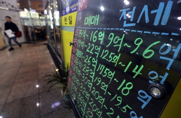 지난 2월 서울 아파트 전셋값이 약 3년7개월만에 하락전환했다. 사진은 이날 오후 서울 서초구 한 부동산 중개업소의 전세 시세표 안내문의 모습.(newsis)