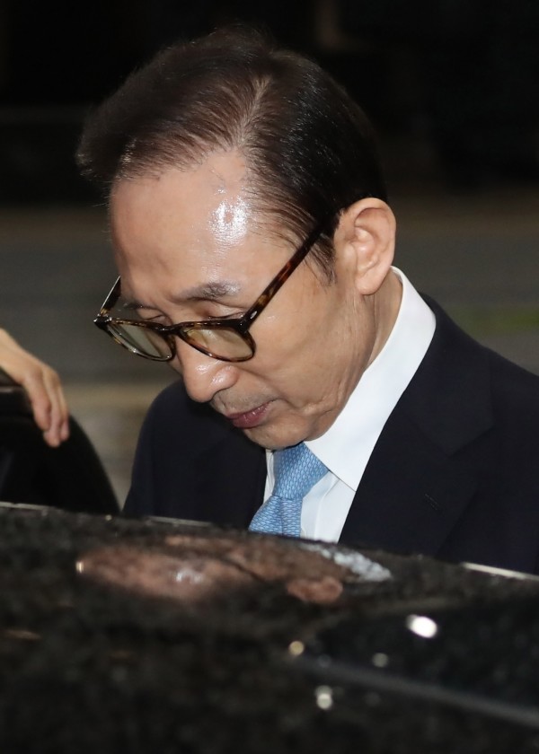 뇌물수수 등 20가지의 범죄 혐의를 받고 있는 이명박 전 대통령이 지난 15일 오전 피의자 조사를 마치고 서울 서초구 서울중앙지검을 나서고 있다. (사진=newsis)