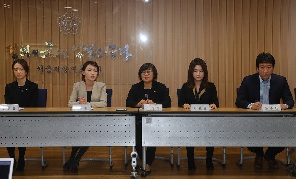 서울 서초구 서울지방변호사회관에서 열린 이윤택 전 연희단거리패 예술감독 상습강제추행 피해자들의 공동변호인단 기자회견.(newsis)