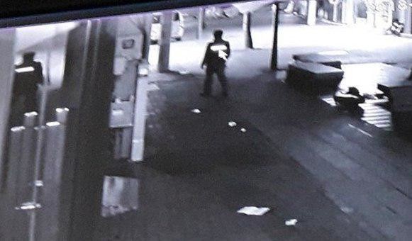 지난 6일 길고양이를 살해한 보안업체 직원의 모습이 담긴 CCTV 화면.(사진=케어)