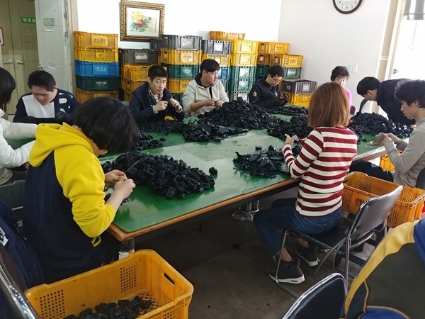 사단법인 장애문화진흥회 다사랑보호작업장을 방문해 발달장애인 대상으로 봉사활동을 펼쳤다.