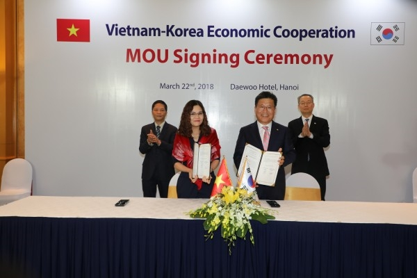 한국전기공사협회 류재선 회장(오른쪽)이 베트남 타이응웬 기술전문대학 르티빅 학장과 전기기능인력 양성·교류 협력 MOU를 체결한 후 기념촬영을 하고 있다