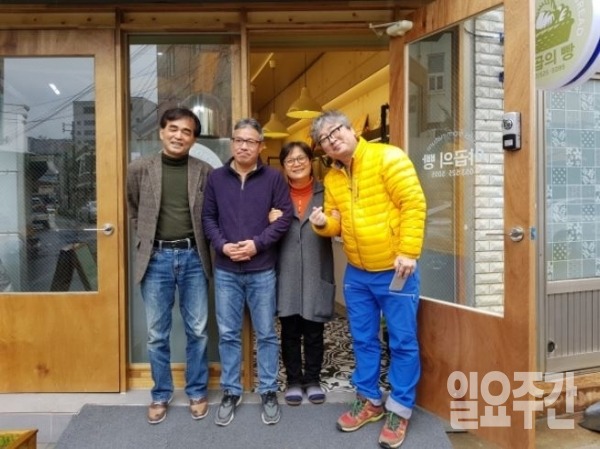 소담스러운 먹거리에 사랑을 전하는 야곱의 빵 가게에 함께 한 이석호 대구가톨릭대 교수와 백선희 야곱 대표 그리고 하트천사 유병완 작가.