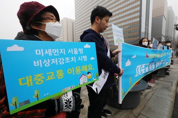 서울 등 수도권 대부분 지역에서 미세먼지 농도가 '나쁨' 수준을 나타낸 26일 오전 서울 종로구 세종대로에서 녹색서울시민위원회 등 시민사회단체 회원들이 차량 2부제 100만 시민 참여와 미세먼지 줄이기 시민 주도 캠페인을 하고 있다.(사진=newsis)