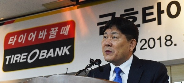 타이어뱅크 김정규 회장이 27일 오전 대전 서구 둔산동 상공회의소 회의실에서 금호타이어 인수에 대한 입장을 발표하고 있다. (newsis)