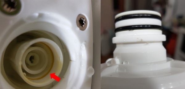 바디프랜드 W정수기의 고객 백모씨가 사용하는 정수기 필터 입구에 생긴 바이오필름(왼)이 필터에도 물 때 형태로 옮겨붙었다. (사진=소비자고발센터)