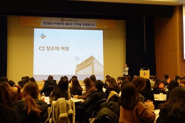 E&M이 방송산업 상생방안을 통해 정규직으로 전환되는 방송제작 파견 인력을 대상으로 인사제도 설명회를 개최하고 있다. 금번 상생방안을 통해 파견직, 프리랜서 등 방송제작 직군의 비정규직 인력 270여명이 정규직으로 고용됐다.