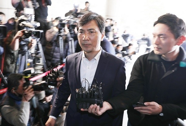 성폭력 혐의를 받고 있는 안희정 전 충남지사가 28일 오후 서울 마포구 공덕동 서울서부지방법원에서 열린 영장실질심사에 출석하고 있다. (newsis)