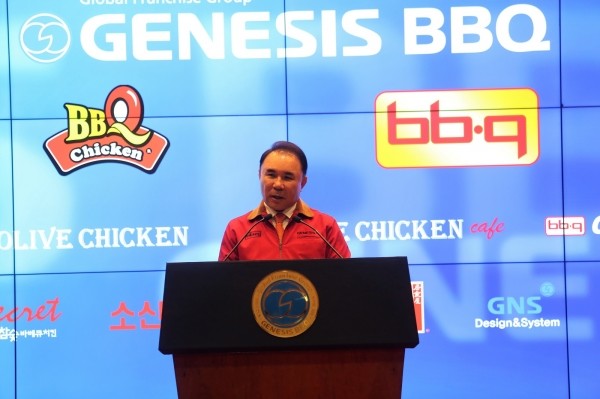 제너시스BBQ 그룹 윤홍근 회장이 디지털 기업으로의 변신을 선포하고 있다.