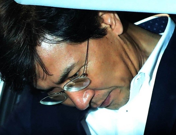 안희정 전 충남지사가 5일 오전 구속영장이 기각된 후 서울 구로구 남부구치소를 나선후 자동차에 타면서 머리를 숙이고 있다. (사진=newsis)