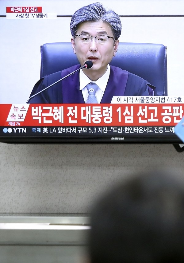 박근혜 전 대통령의 1심 선고 공판일인 6일 오후 서초구 서울중앙지법 모니터에 공판이 생중계 되고 있다. 법원은 박 전 대통령이 재판 불출석 사유서를 제출함에 따라 박 전 대통령 없이 궐석재판으로 선고를 진행할 방침이며, 판결문은 재판 종료 직후 구치소를 통해 박 전 대통령에게 전달될 예정이다.(사진=newsis)