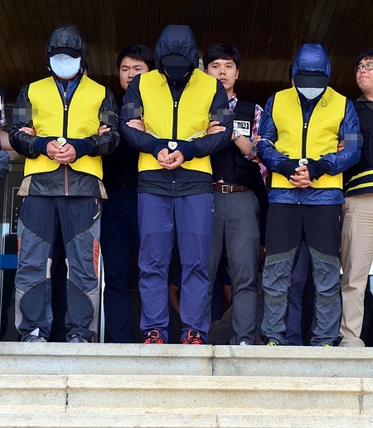 여교사 성폭행 피의자들. (사진=newsis)