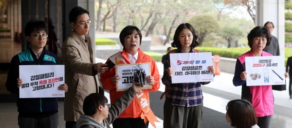 김진숙 민중당 서울시장 후보(왼쪽 두번째)가 13일 오후 서울 서초구 서울중앙지방검찰청을 찾아 조현민 대한항공 전무의 물컵 투척 및 갑질 폭행과 관련 고발장 접수를 하기 전 입장을 밝히고 있다.(사진=newsis)