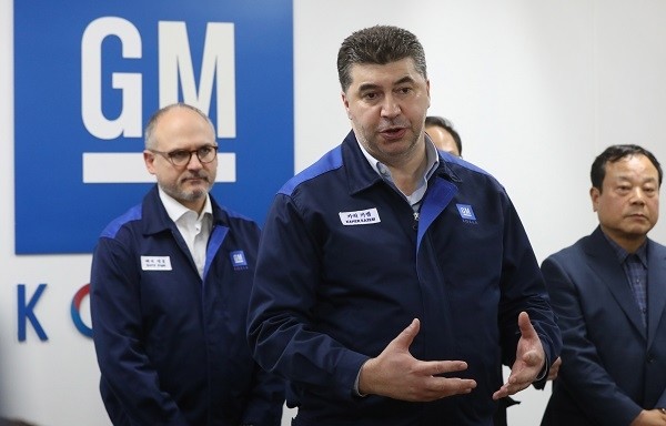 한국GM 노사가 '2018년도 임금 및 단체협상'에 잠정 합의한 뒤 카허 카젬 한국GM 사장이 결과를 발표하고 있다. (사진=newsis)