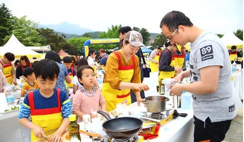 오뚜기는 가정의 달을 맞아 다음달 12일 과천 서울랜드 피크닉장에서 '스위트홈 제23회 오뚜기 가족요리 페스티발'을 개최한다.