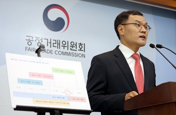 성경제 공정거래위원회 제조하도급개선과장이 25일 오전 정부세종청사에서 인하된 단가를 소급 적용해 하도급대금을 깍은 LG전자(주)에 시정명령과 과징금 33억 2400만원을 부과한다고 밝히고 있다. (사진=newsis)
