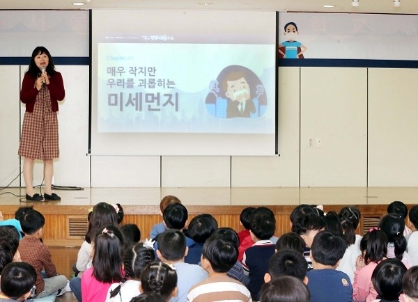 유한킴벌리 크리넥스 마스크가 지난 27일 서울시 소재의 한 초등학교에서 미세먼지의 위험성과 올바른 대응법을 알리는 ‘미세먼지 걱정 아웃 교실’을 진행하고 있다.