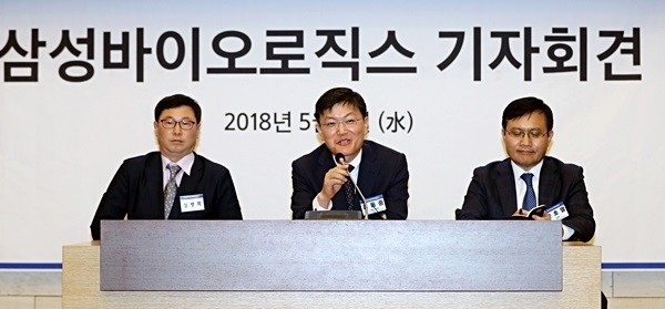 김동중 삼성바이오로직스 전무가 2일 오후 서울 중구 대한상공회의소에서 금융감독원의 감리결과와 관련해 열린 긴급 기자회견에서 취재진의 질문에 답변하고 있다. (사진=newsis)