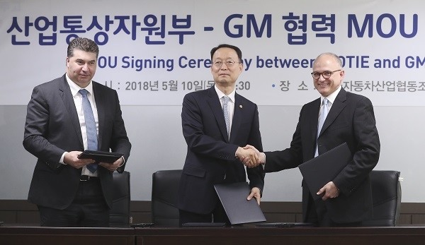 10일 오후 서울 서초구 자동차협업협동조합에서 열린 ‘산업통상자원부·GM 협력 MOU 체결식’에 참석한 백운규(가운데) 산업통상자원부 장관과 베리 앵글(오른쪽) 지엠총괄 부사장 겸 해외사업부문 사장, 카허 카젬 한국지엠 사장이 양해각서에 사인 뒤 인사를 나누고 있다. (사진=newsis)