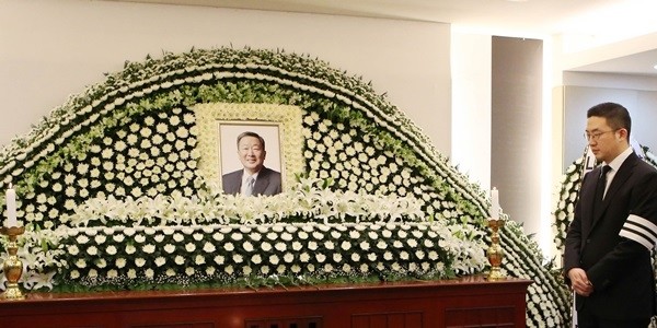 LG그룹 故 구본무 회장이 20일 서울 대학로 서울대병원에서 숙환으로 별세했다. 상주 구 회장의 아들 구광모 LG전자 상무가 빈소를 지키고 있다. (사진=newsis)