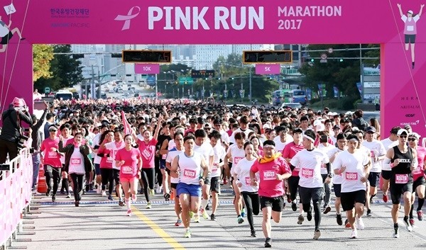 지난 15일 오전 서울 영등포구 여의도 공원에서 열린 2017 핑크런 마라톤에서 참가자들이 힘찬 출발을 하고 있다. 핑크런은 여성들의 소중한 유방건강을 위한 아모레퍼시픽 핑크리본캠페인의 일환이자 참가비 전액이 한국유방건강재단의 저소득층 수술치료비 지원 사업에 기부되는 마라톤 대회이다. (사진=newsis)