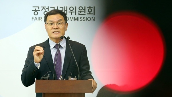 성경제 공정거래위원회 제조하도급개선과장이 지난 18일 정부세종청사에서 가맹점주 27명의 점포 환경개선 비용 중 일부만 부담하고 광고·판촉행사 집행내역을 통보하지 않은 (주)비에치씨에 시정명령과 과징금 1억 4800만원을 부과했다고 밝히고 있다. (사진=newsis)