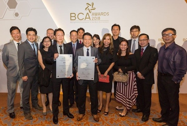 김항열 싱가포르 지사장(왼쪽 7번째), TAN BOON LANG, FREDDY 상무(왼쪽 8번째) 등 현대건설 임직원들이 싱가포르 건설대상을 수상한 뒤 기념촬영을 하고 있다. (사진제공=현대건설)