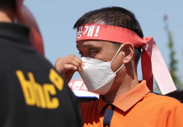 전국 bhc치킨 가맹점 협의회가 지난 23일 오전 서울 여의도 국회 앞에서 집단행동에 나섰다. (사진=newsis)