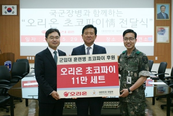 오리온그룹-국방부 ‘국군 훈련병 오리온 초코파이 후원 및 전달식’ 사진(왼쪽부터?이남우 국방부 인사복지실장, 이경재 오리온 대표이사, 구재서 육군훈련소장). 사진=오리온 제공