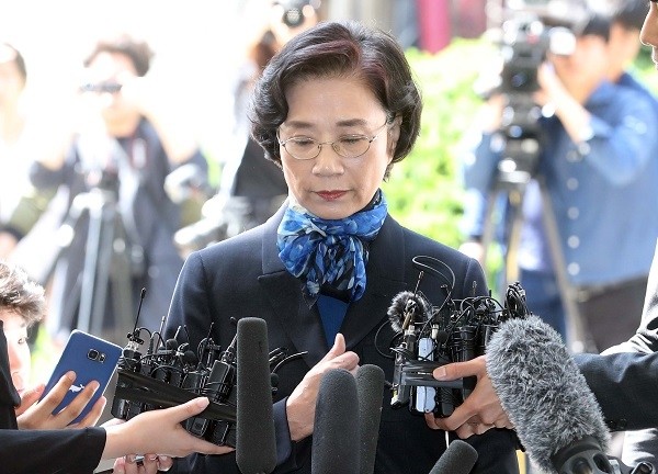 조양호 한진그룹 회장의 부인인 이명희 일우재단 이사장이 28일 오전 서울 종로구 서울경찰청 광역수사대에 피의자 신분으로 출석하고 있다. (사진=newsis)