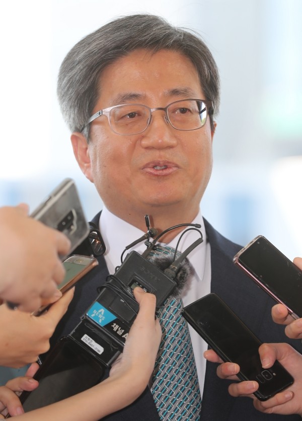 김명수 대법원장이 1일 오전 서울 서초구 대법원 앞에서 양승태 대법원장의 사법농단과 판사 블랙리스트 의혹에 대한 취재진의 질문에 답하고 있다.(사진=newsis)