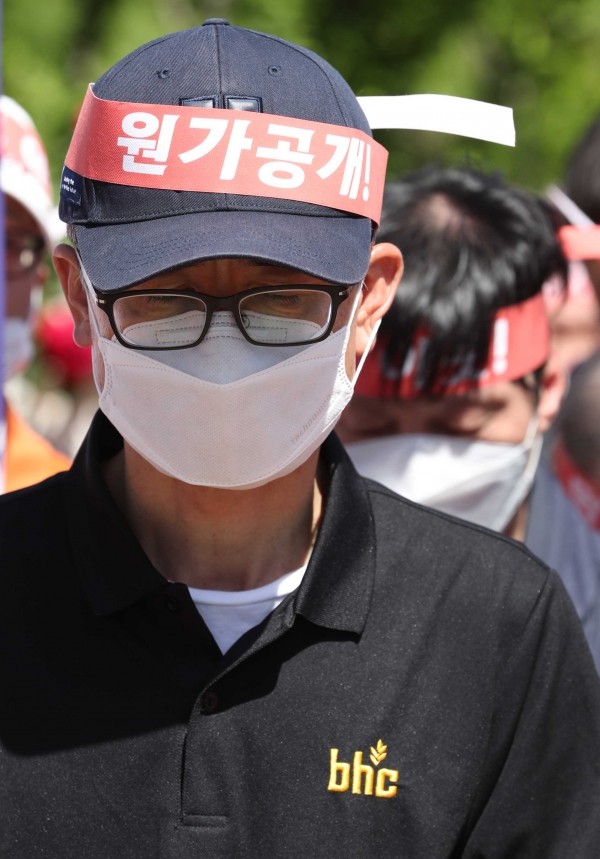 지난달 23일 전국BHC치킨 가맹점 협의회원들이 본사의 식자재 원가공개와 납품단가 인하, 외국계 사모펀드 회수 자금내역 공개 등을 촉구하는 기자회견을 열었다.(사진=newsis)