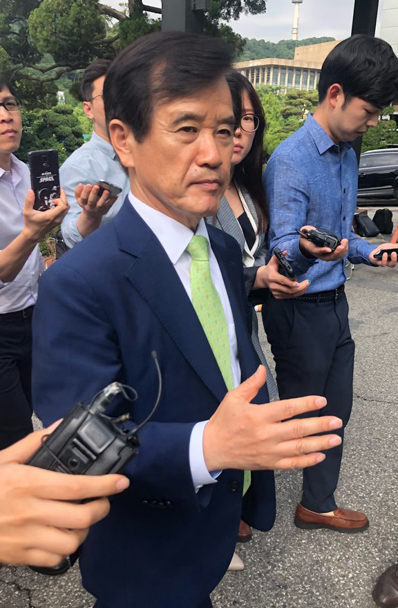 한국경영자총협회는 최저임금과 관련해 노동계 입장을 지지해 온 송영중 부회장이 내부 의견과 배치되는 행보를 보이고 있다며 자진사퇴를 요구했다.(사진=newsis)