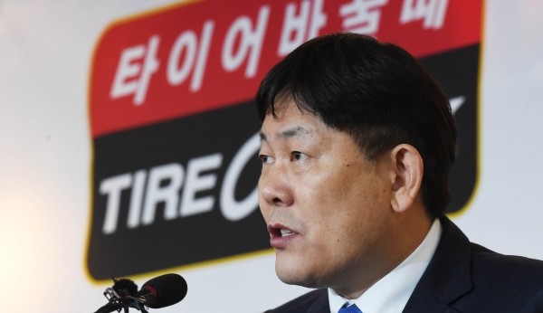 김정규 타이어뱅크 회장(사진)이 탈세 혐의로 불구속 기소돼 재판을 받고 있는 가운데 전현직 직원들이 회사가 CCTV 등을 동원해 직원들을 감시해왔다고 폭로해 논란이 일고 있다.(사진=newsis)