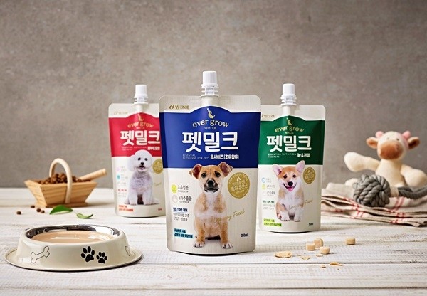 빙그레의 반려동물식품 브랜드 ‘에버그로’가 첫 제품으로 반려견 전용 펫밀크 3종 ▲‘눈관절’(150ml), ▲‘피부모발’(150ml), ▲‘홈사이즈(초유함유)’(250ml)를 출시했다. (사진=빙그레)