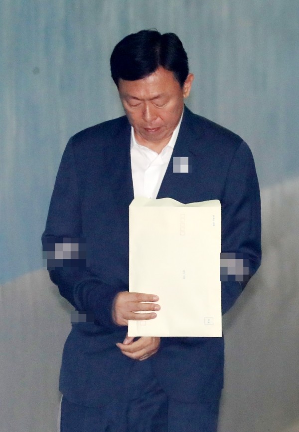 신동빈 롯데 회장이 지난 4일 서울고등법원에서 열린 항소심 2차 공판에 출석하고 있는 모습.(사진=newsis)