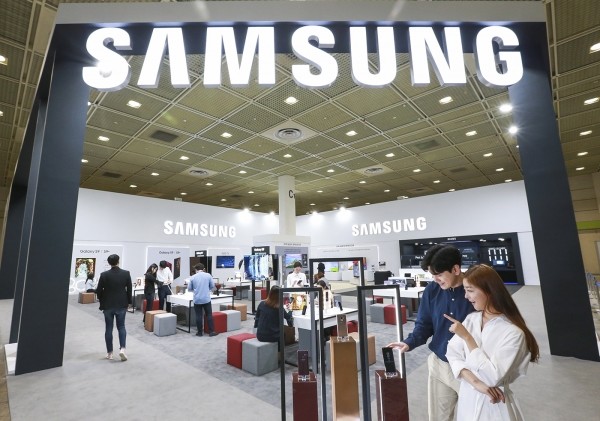 지난 5월 삼성전자는 서울 삼성동 코엑스에서 열린 월드 IT쇼 2018에 참가해 '갤럭시 S9'과 '갤럭시 S9+' 등 최신 스마트폰을 선보였다.(사진=newsis)