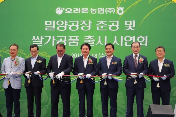 ① 오리온농협㈜ 밀양공장 준공식 사진 (참석자 : 좌측부터 김준간 경남도청 친환경농업과장, 이병호 한국농수산식품유통공사 사장, 김종훈 농식품부 차관보, 김병원 농협중앙회장, 엄용수 국회의원, 허인철 오리온 부회장, 박일호 밀양시장)② 밀양공장 전경 사진