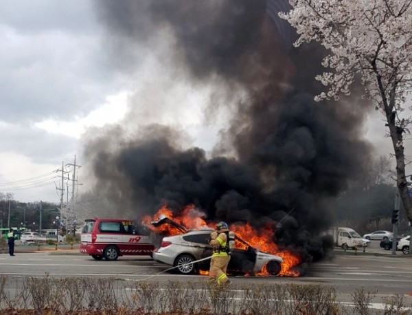 지난 4월 경기 고양시 일산동구 동국대병원 사거리에서 BMW 차량에서 불이 나 소방당국이 진화 중이다.(사진=newsis)