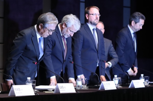 6일 오후 서울 웨스틴조선호텔에서 열린 BMW코리아 차량 화재사고 관련 긴급 기자회견에 김효준(왼쪽) BMW그룹 코리아 회장과 요한 에벤비클러(왼쪽 두번째) BMW그룹 품질관리 부문 수석부사장 등이 참석했다. (사진=newsis)