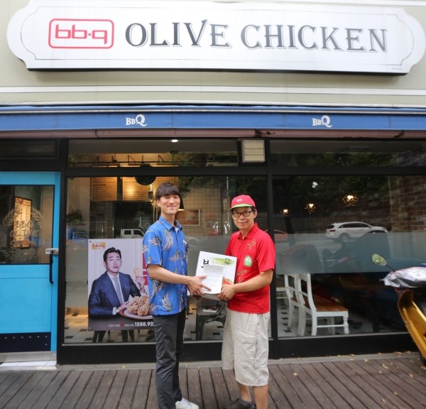 BBQ 거여점에서 담당 슈퍼바이저가 수박을 증정하고 있다